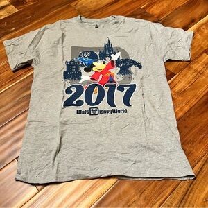 2017 Walt Disney world Mickey Mouse t-shirt. Size medium